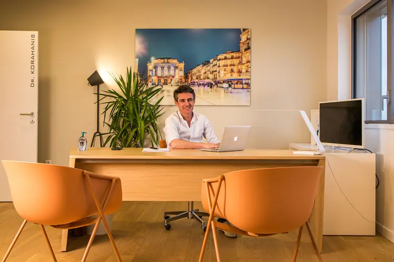 Un chirurgien urologue dans son bureau de consultation